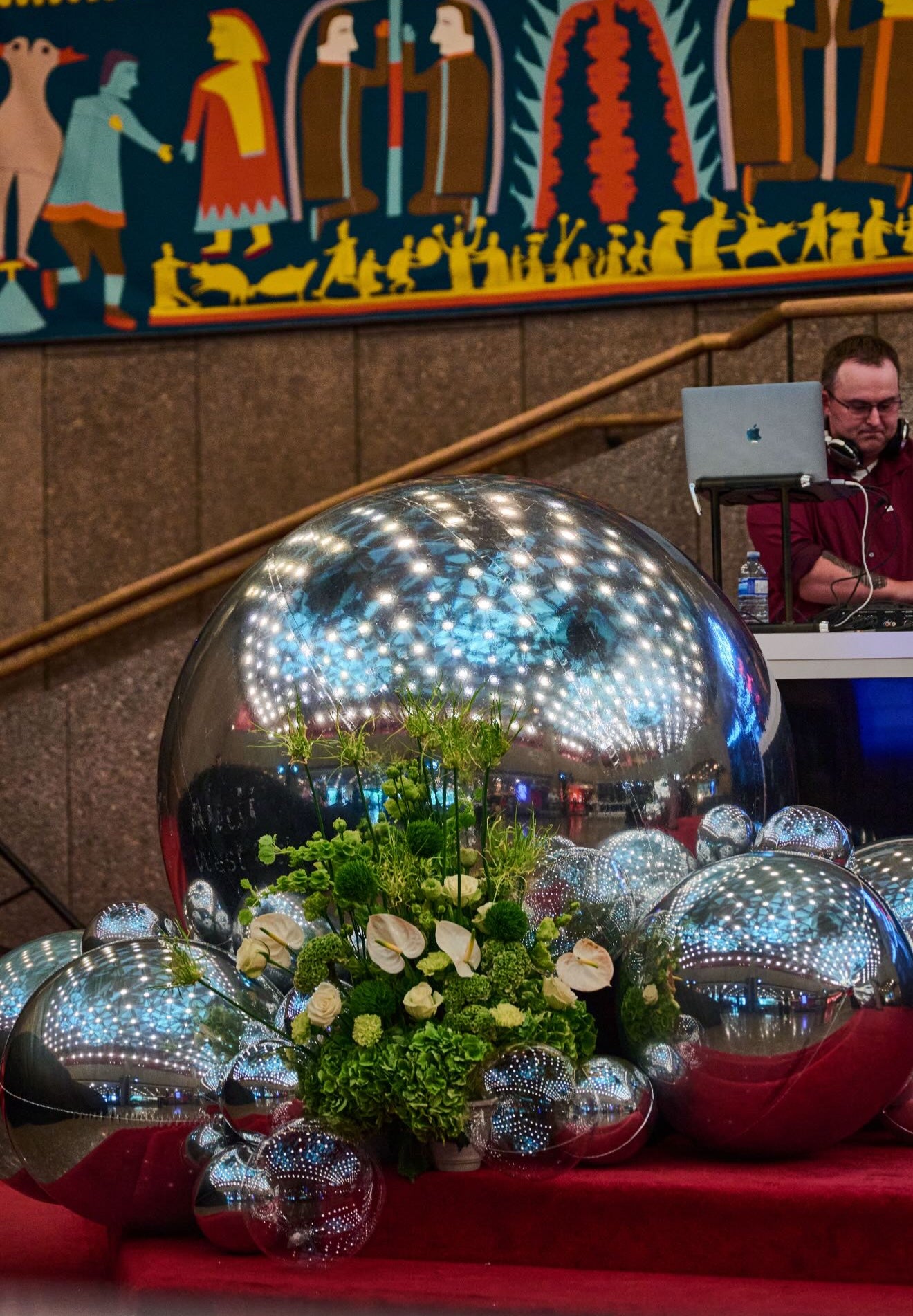 GIANT MIRROR BALLOON RENTALS